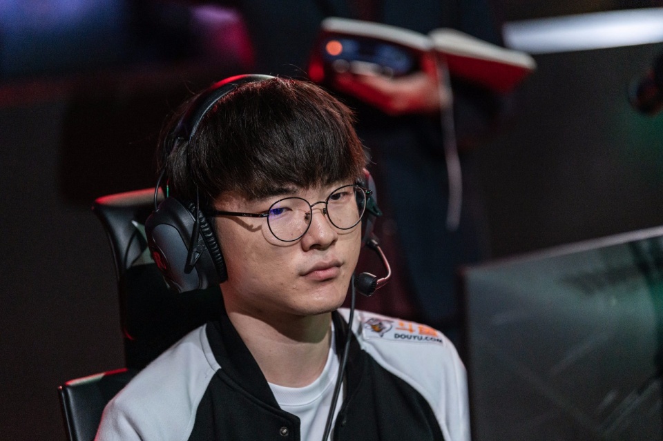 Faker末曾一心留队球迷热议(十年了还在打faker)|完美竞技下载